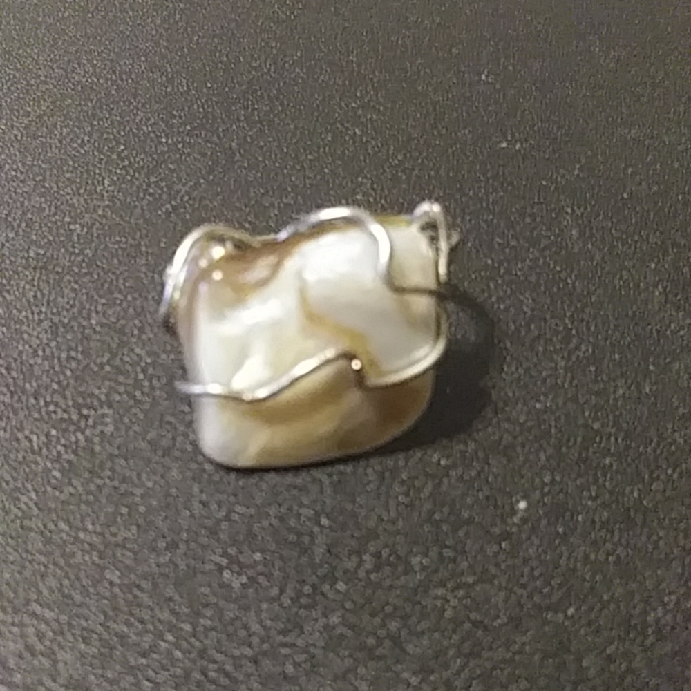 A Beautiful Ivory With Gold Veins Colored Stone Ri